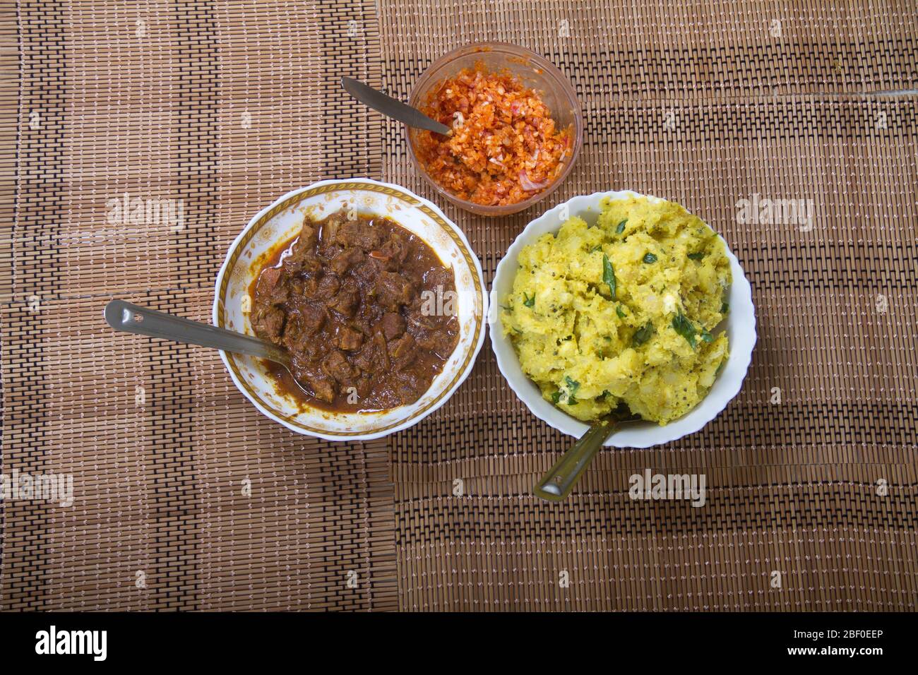 Kappayum Beef Ulathiyathum Central Travancore Style, Malabar Style, Kappayum Beef Ulathiyathum Mulaku Chamanthiyum Stockfoto