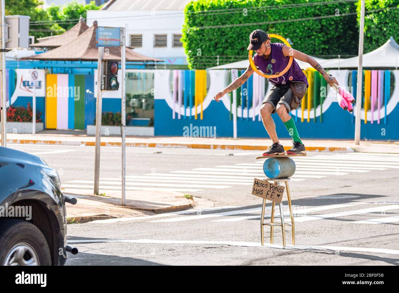 Campo Grande - MS, Brasilien - 30. März 2020: Straßenkünstler während der Verkehrszeichenzeit, die an der Rui Barbosa-Straße ein paar Balance und Jongliertricks macht Stockfoto