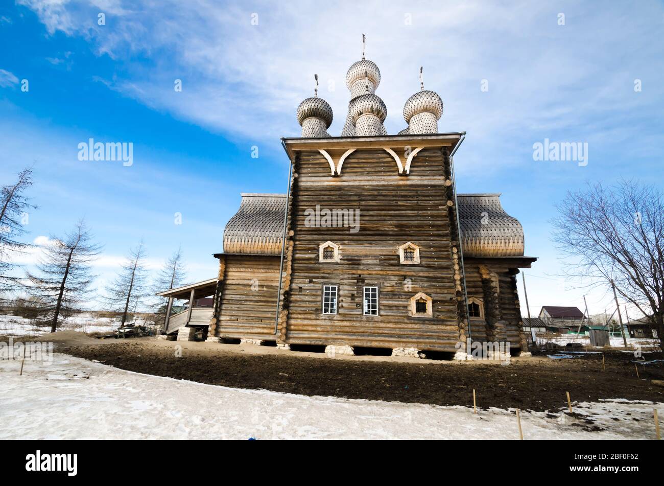 Holzkirche der Fürbitte der Jungfrau in einem russischen Dorf. Russland, Archangelsk Region, Zaostrowje Stockfoto