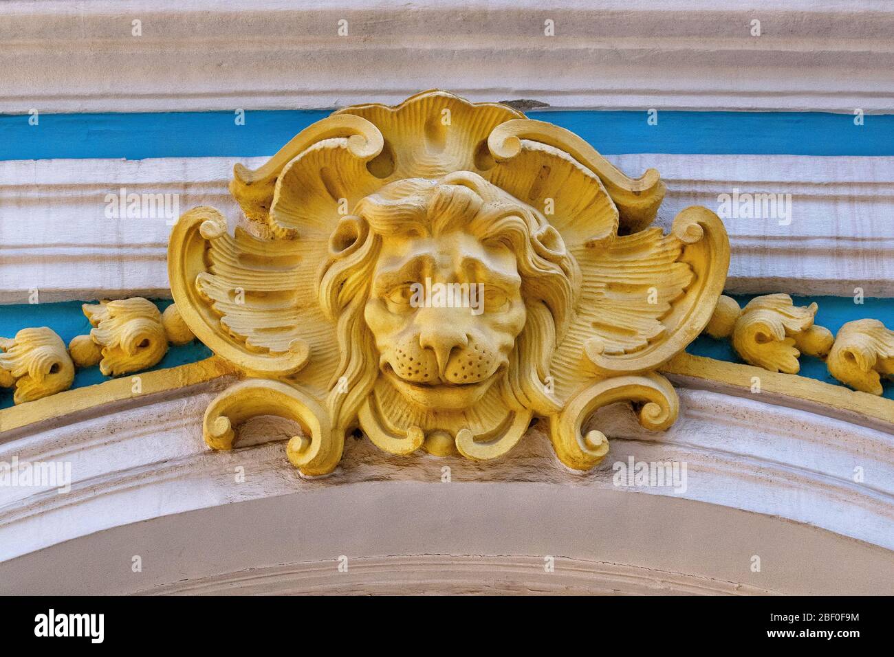 St. Petersburg, Russland, Sommer 2019: Zarskoje Selo, ein Flachrelief in Form eines Löwenkopfes auf dem Dienstflügel des Katharinenpalastes Stockfoto