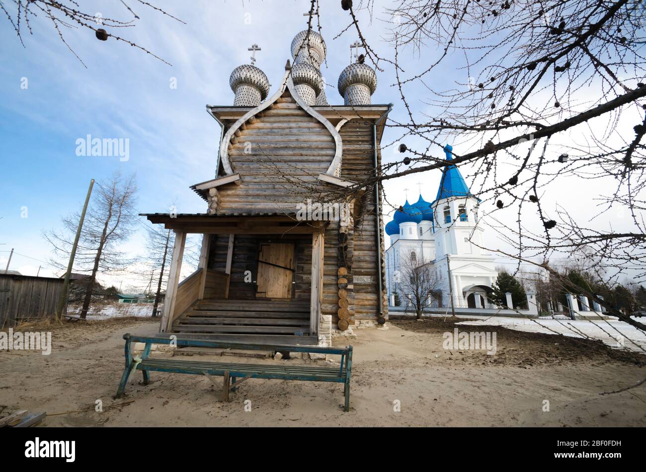 Holzkirche der Fürbitte der Jungfrau in einem russischen Dorf. Russland, Archangelsk Region, Zaostrowje Stockfoto