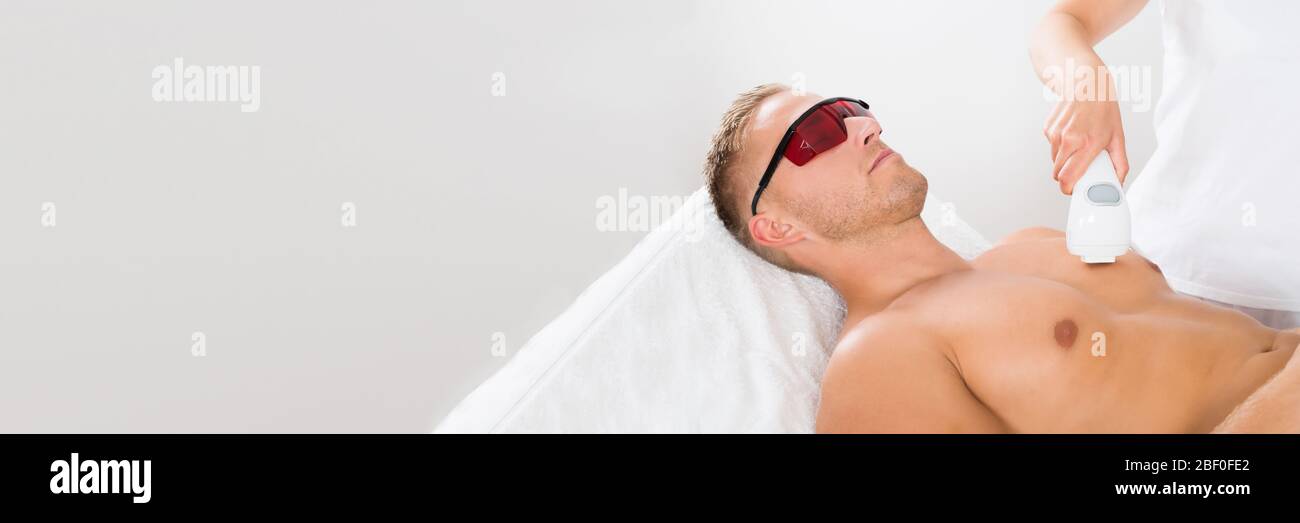 Man Laser Haarentfernung Und Epilation Behandlung Stockfoto