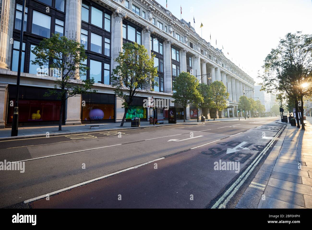 London, Großbritannien - 16 Apr 2020: Selfridges-Geschäft auf einer verlassenen Oxford Street während der Sperrung der Coronavirus-Pandemie Covid-19. Stockfoto