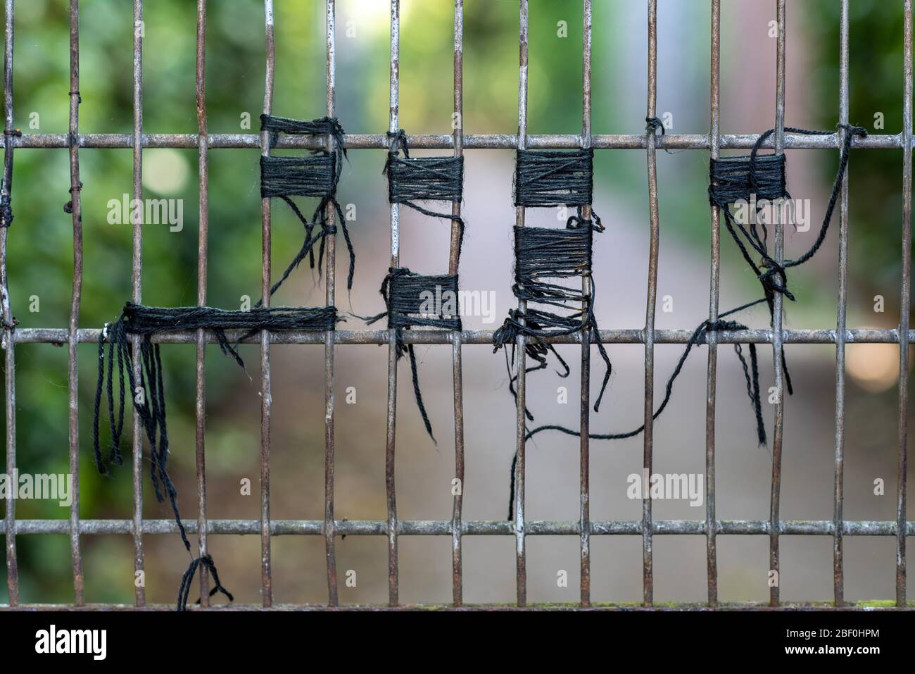 Zaundetail mit gebunden schwarzen Faden Stockfoto