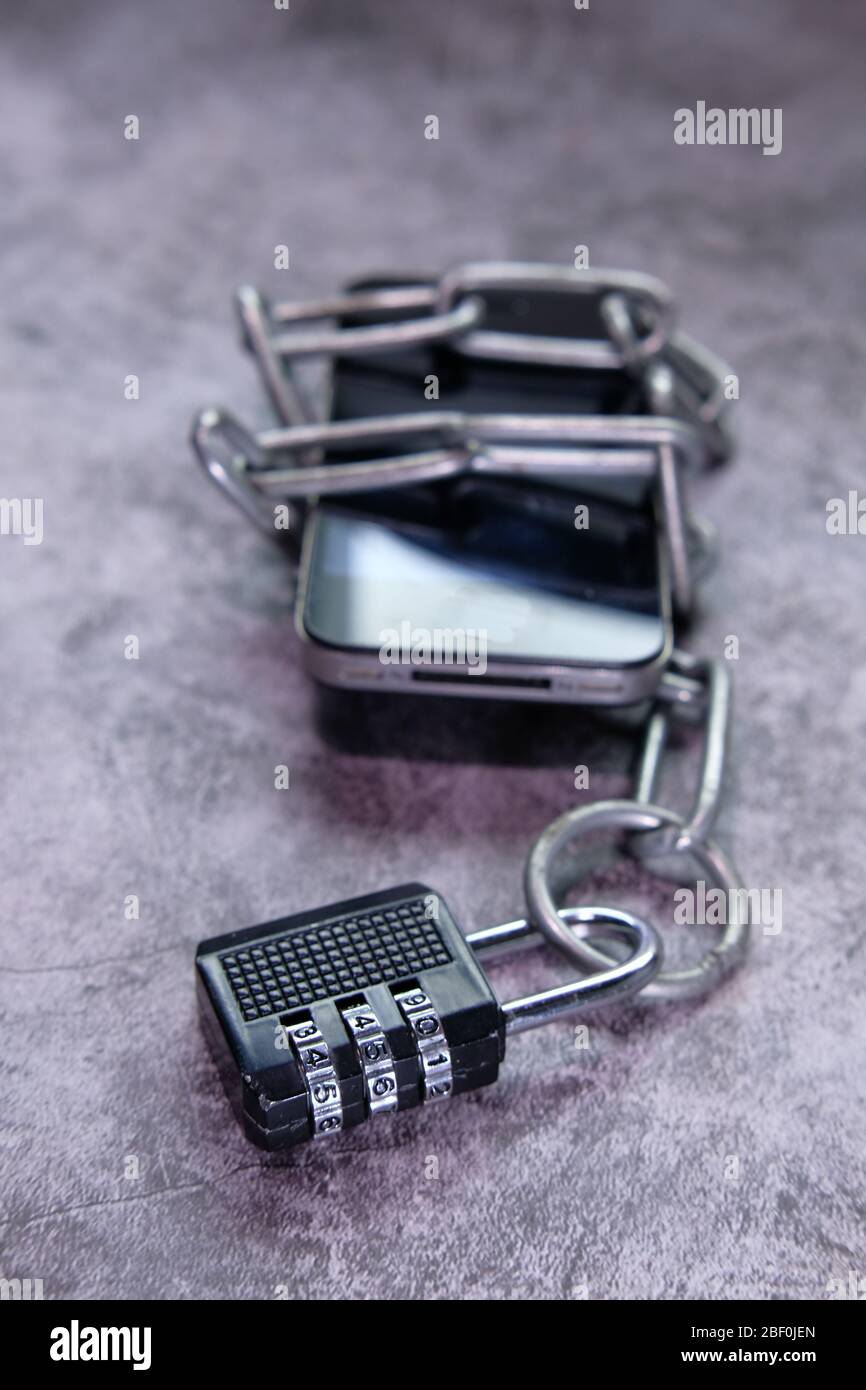 Smartphone mit Kettenschloss, das Konzept der Sicherheit für Smartphones Stockfoto