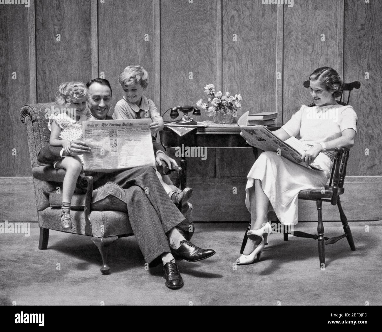 1930ER FAMILIE VON VIER IM WOHNZIMMER SITZEN LESEN ZEITUNGEN - A881 HAR001 HARS MÜTTER ALTE ZEIT NOSTALGIE BRUDER ALTE MODE SCHWESTER 1 JUGENDLICH KOMMUNIKATION ENTSPANNEN SÖHNE FAMILIEN FREUDE LEBENSSTIL FRAUEN VERHEIRATET BRÜDER STUDIO ERSCHOSSEN EHEGATTEN EHEMÄNNER LEBEN KOPIEREN RAUM HALBE LÄNGE DAMEN TÖCHTER PERSONEN MÄNNER ZEITUNGEN GESCHWISTER VÄTER B&W PARTNER HAPPINESS WOHNZIMMER VÄTER COMICS GESCHWISTER STILVOLLE ZUSAMMENARBEIT WACHSTUM JUGENDLICHE MITTE ERWACHSENE MITTE ERWACHSENE FRAU MITTE ERWACHSENE FRAU MÜTTER ZWEISAMKEIT FRAUEN BABY MÄDCHEN SCHWARZ UND WEISS KAUKASISCHE ETHNIZITÄT HAR001 ALTMODISCH Stockfoto