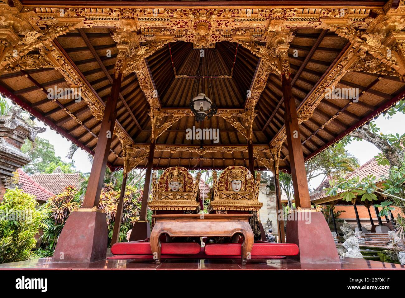 Horizontale Ansicht der aufwendigen Goldthrone im Ubud-Palast in Bali, Indonesien. Stockfoto