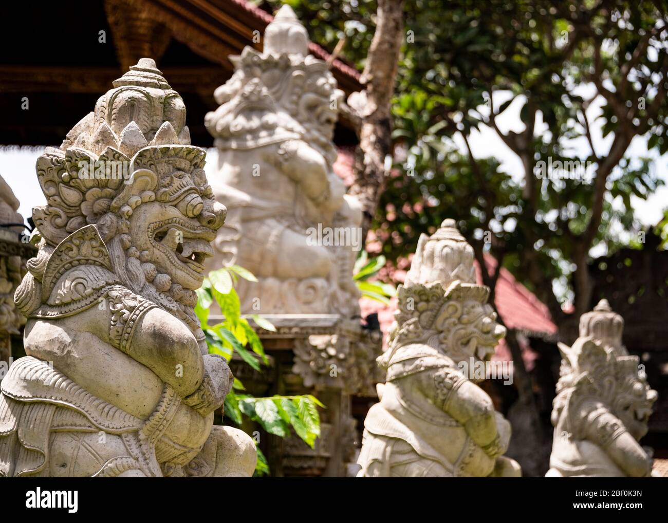 Horizontale Nahaufnahme von dekorativen Statuen im Ubud Palast in Bali, Indonesien. Stockfoto