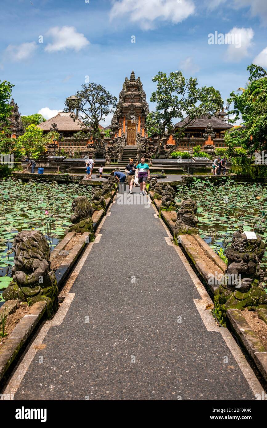 Vertikale Ansicht des Ubud Water Palace in Bali, Indonesien. Stockfoto