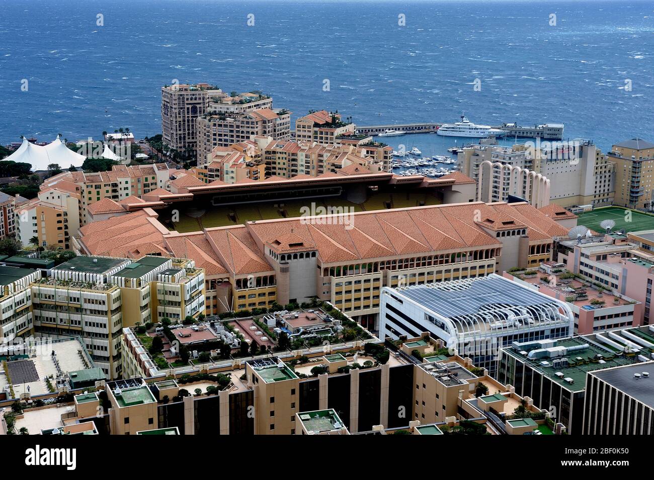 Aus dem exotischen Garten aus der Luft sehen Sie Monaco und das Fußballstadion Stockfoto