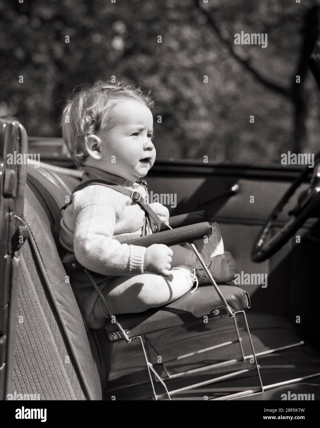 Old baby boy in car -Fotos und -Bildmaterial in hoher Auflösung – Alamy