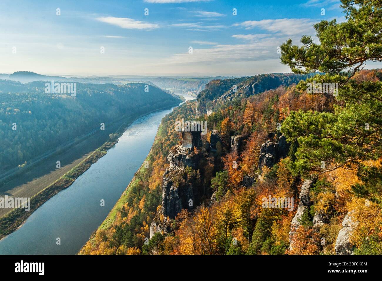 Die Elbe im Elbsandsteingebirge nahe der Bastei Stockfoto