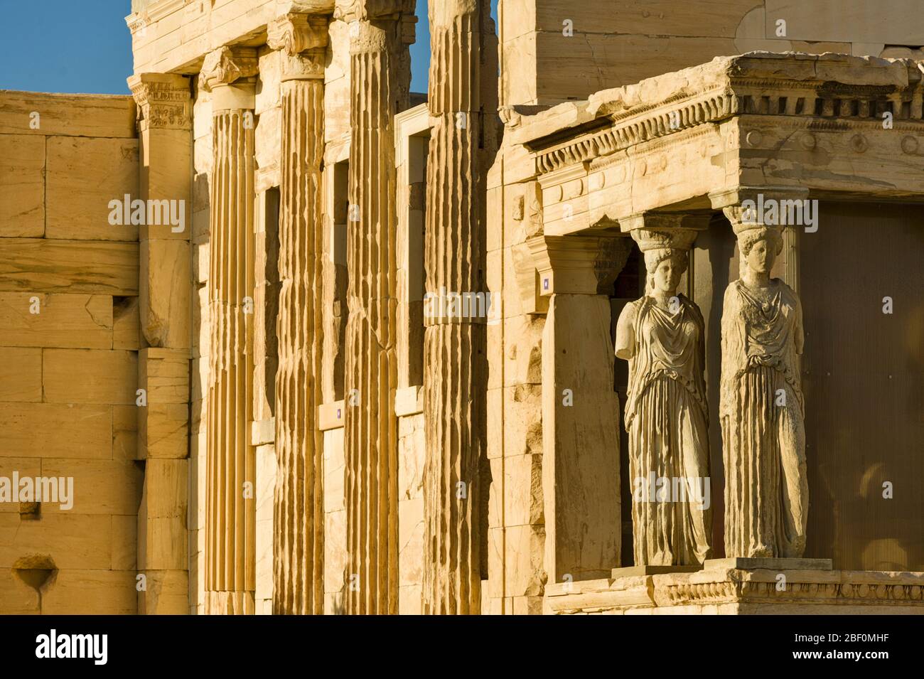 ATHEN, GRIECHENLAND – 26. Mai 2006 : Detail der Südveranda von Erechtheion mit den Karyatiden. Parthenon auf der Akropolis in Athen, Griechenland Stockfoto
