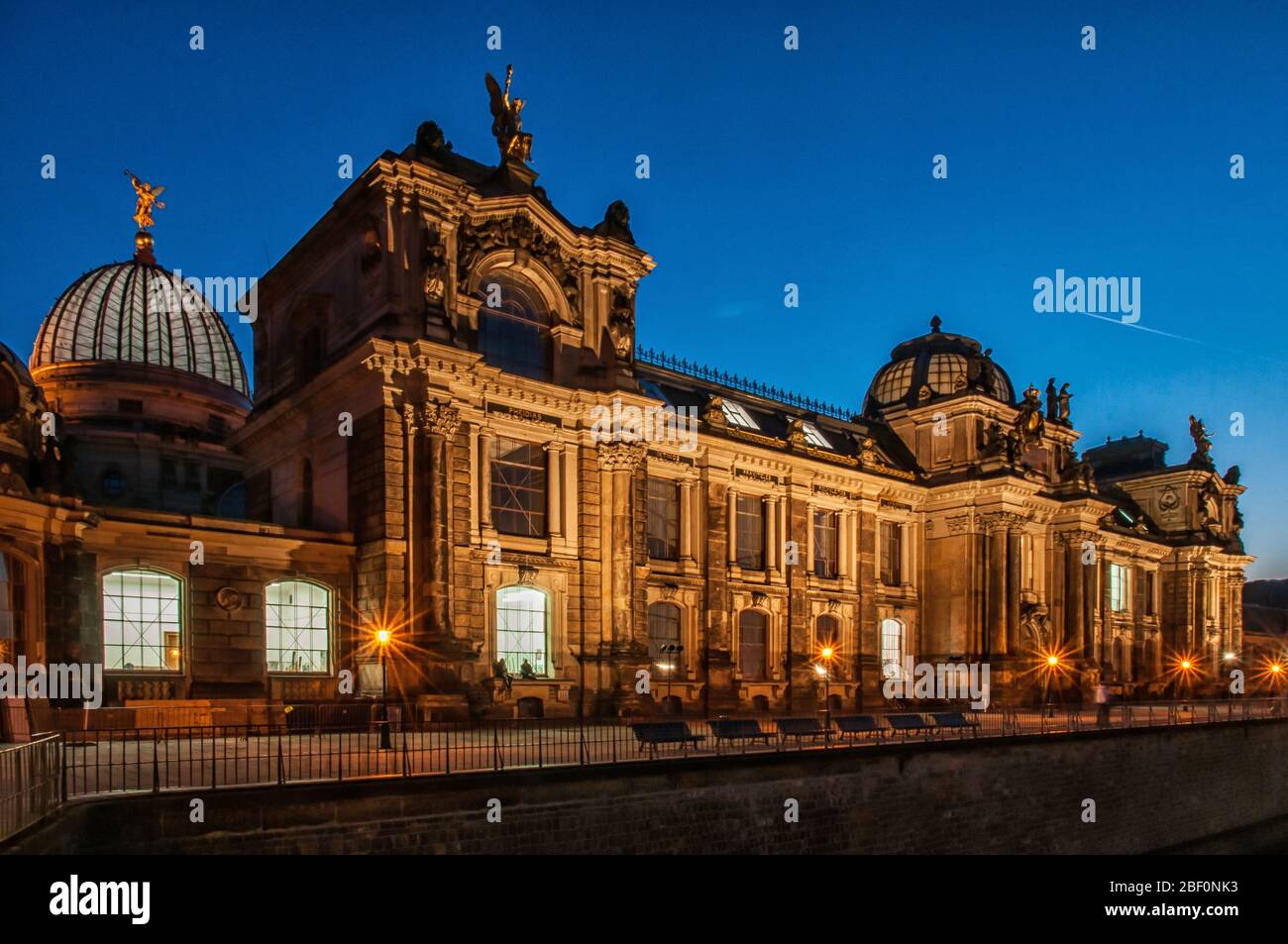 Die Hochschule für Bildende Künste in Dresden bei Nacht Stockfoto