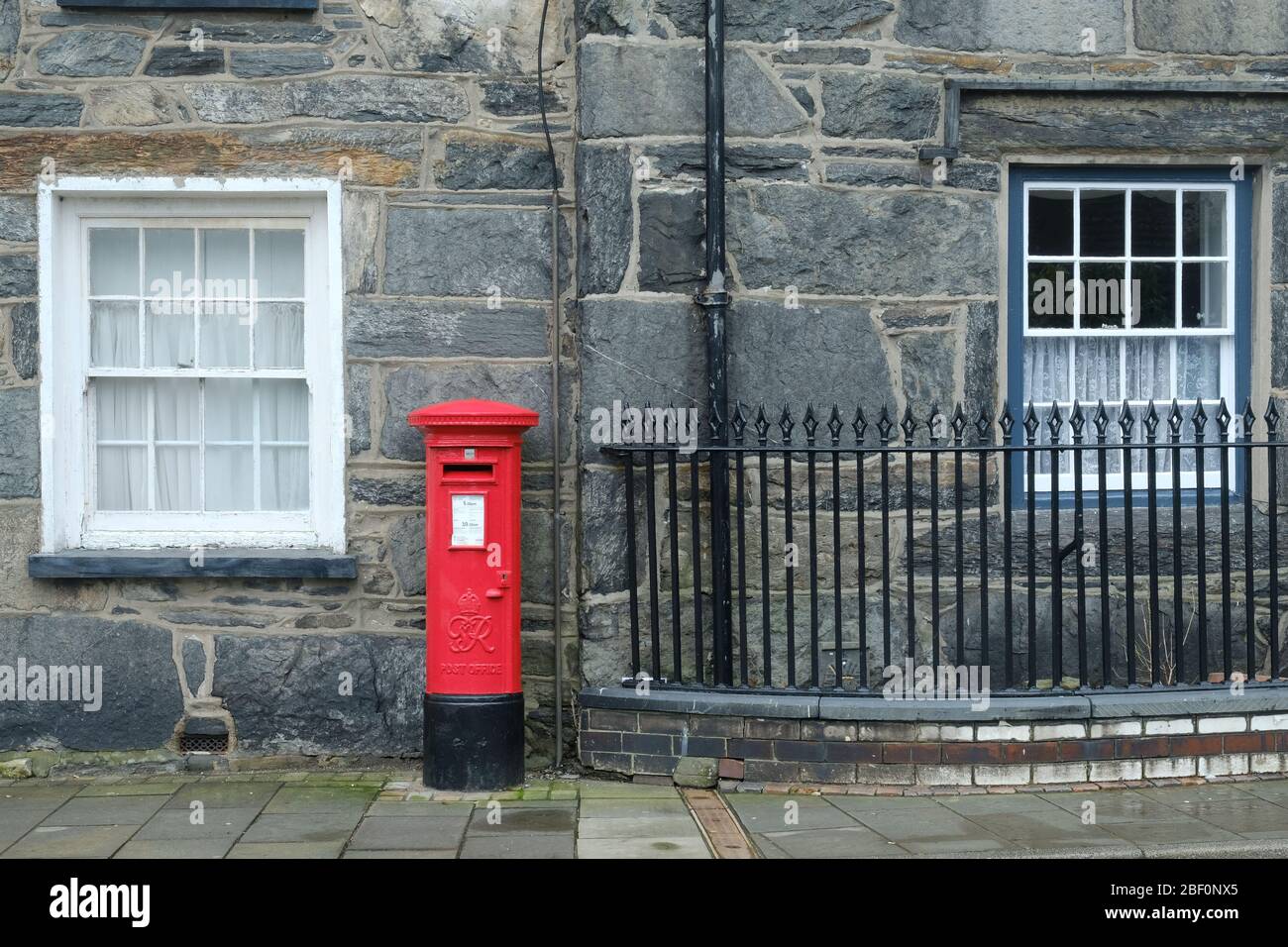 Traditionelle britische rote Pfeiler Box auf einer Straße in Blaenau Ffestiniog in Wales Stockfoto
