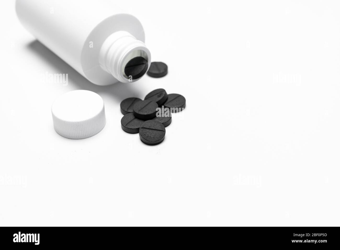 Eine weiße Flasche mit Medizin - Pillen oder Tabletten auf weißem Hintergrund isoliert. Für Kopierspeicher. Stockfoto