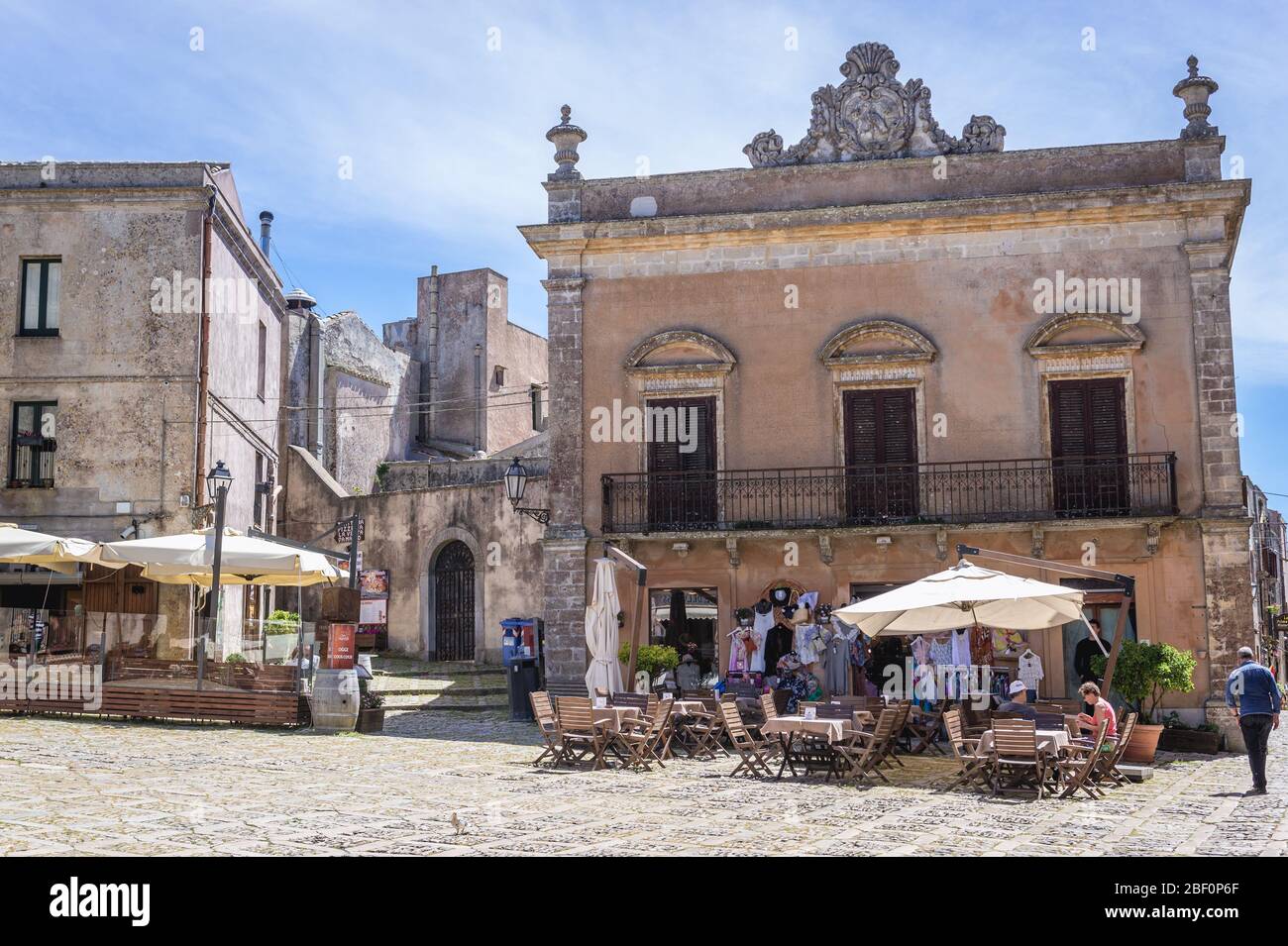 Piazza della Loggia - kleiner Platz in Erice historische Stadt auf einem Berg Erice in der Provinz Trapani in Sizilien, Süditalien Stockfoto