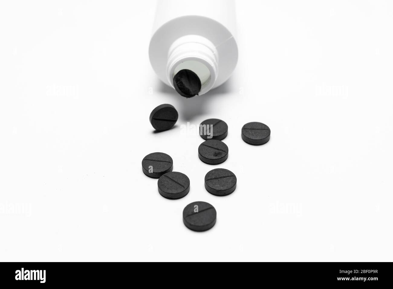 Eine weiße Flasche mit Medizin - Pillen oder Tabletten auf weißem Hintergrund isoliert. Für Kopierspeicher. Stockfoto