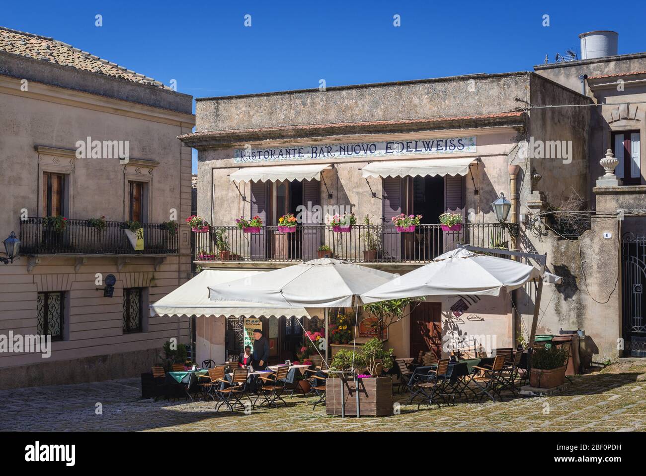 Nuovo Edelweiss Restaurant an der Piazza della Loggia - kleiner Platz in Erice historischen Stadt auf einem Berg Erice in der Provinz Trapani in Sizilien, Italien Stockfoto