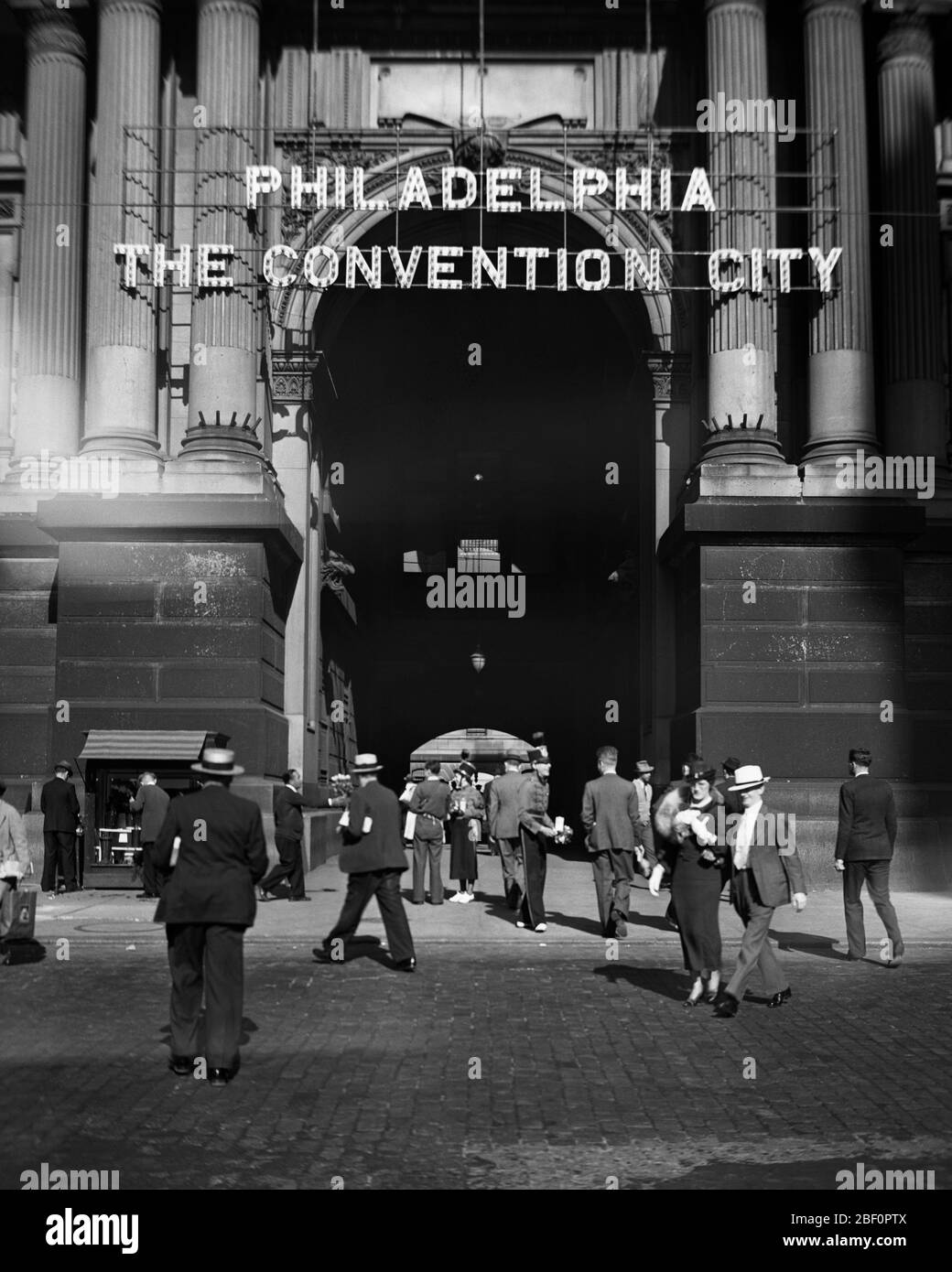 1930ER 1940ER JAHRE TORBOGEN DES PHILADELPHIA RATHAUS MIT ELEKTRISCHEM LICHT ZEICHEN DER CONVENTION STADT PENNSYLVANIA USA - Q41894 CPC001 HARS NORTH AMERICAN RATHAUS HIGH ANGLE NETWORKING PA STOLZ GELEGENHEIT COMMONWEALTH KEYSTONE STAAT TORBOGEN SCHWARZ UND WEISS STADT DER BRÜDERLICHEN LIEBE ALTMODISCH Stockfoto
