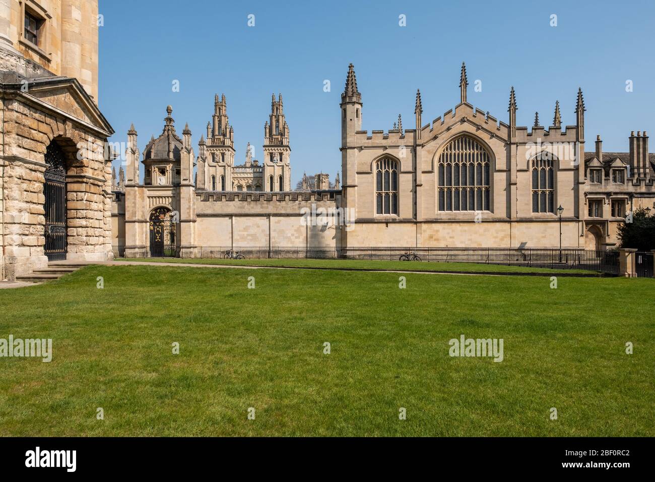 Oxford University, All Souls College. Blick vom Radcliffe Platz nach Westen Stockfoto