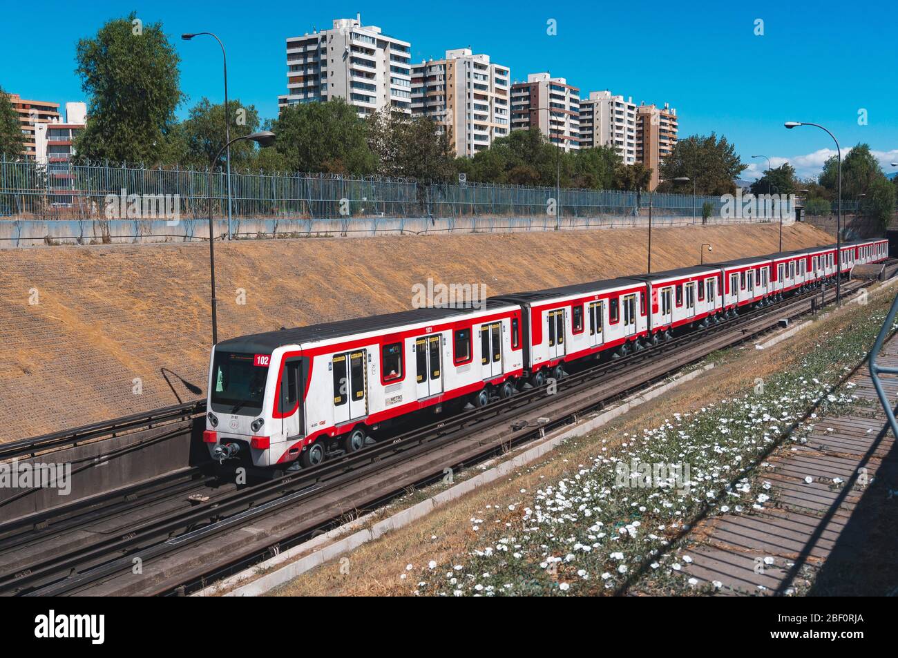 SANTIAGO, CHILE - MÄRZ 2017: Ein Zug der Metro de Santiago in der Linie 1 Stockfoto