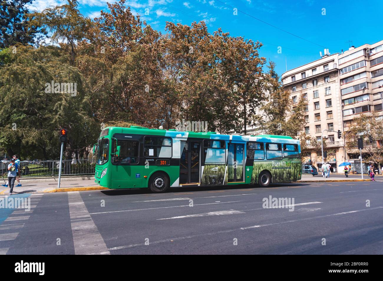 SANTIAGO, CHILE - MÄRZ 2017: Ein Transitago-Bus in Santiago Stockfoto