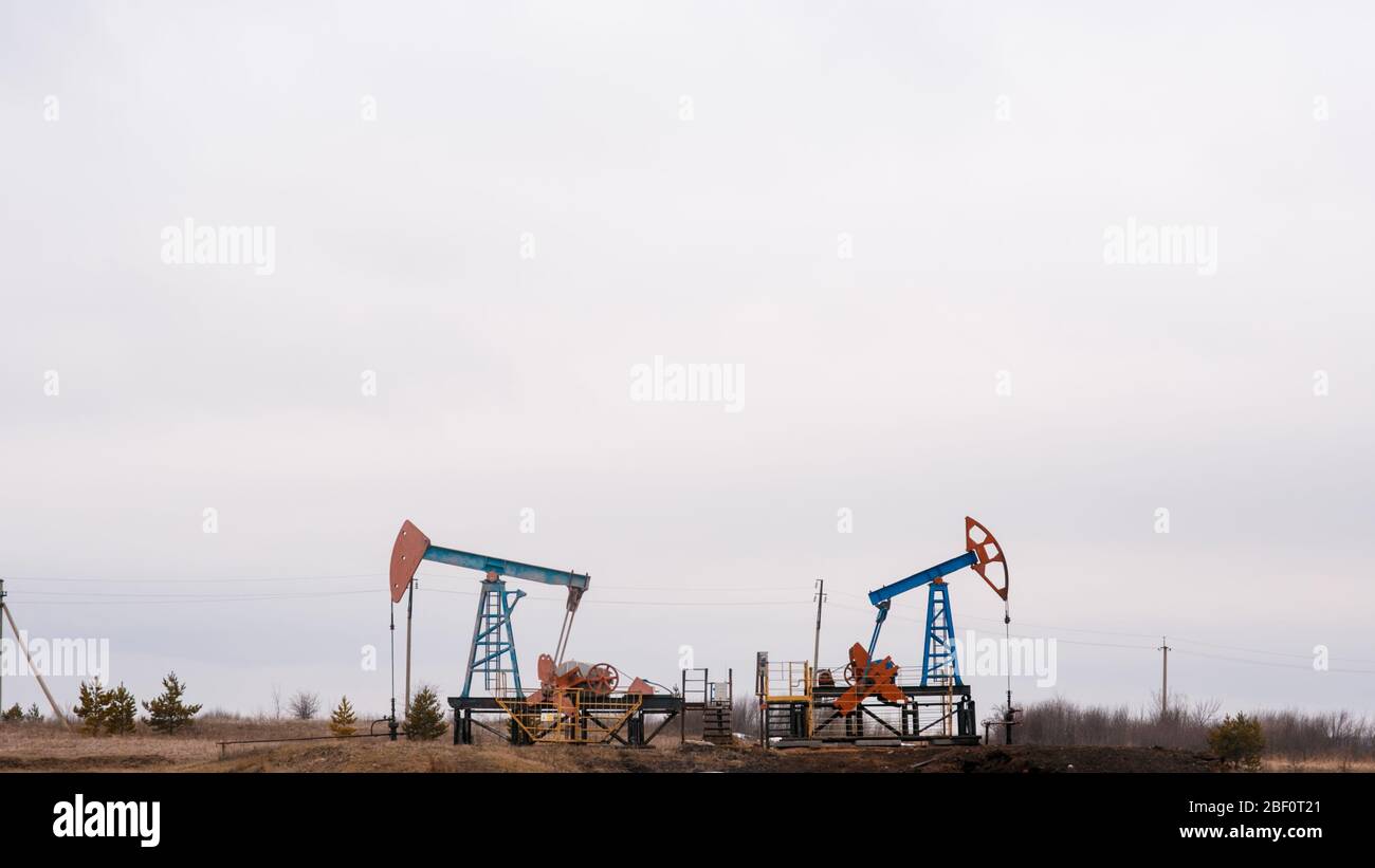 Grüne Ölpumpe Ölbohrinsel Energie Industriemaschine für Erdöl Rohöl. Ölkrise. Russland Pumpen Ölverschmutzung Stockfoto