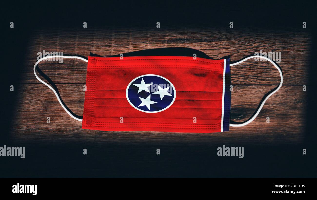 Tennessee-Flagge. Coronavirus Covid 19 im US-Bundesstaat. Medizinische Maske isolieren auf schwarzem Hintergrund. Gesicht- und Mundschutz zum Schutz gegen Luft i Stockfoto