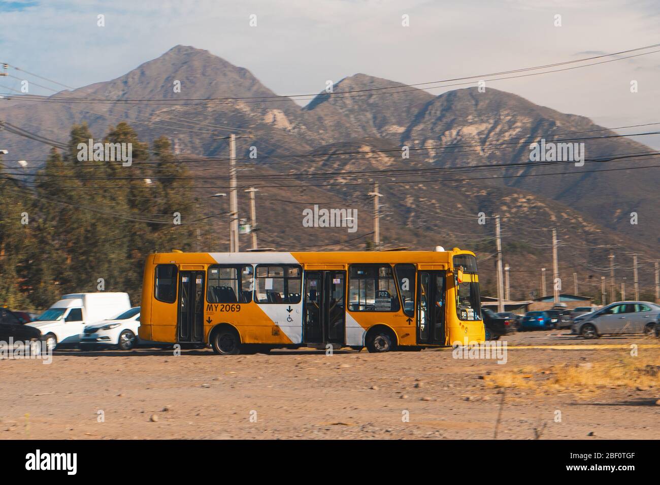 SANTIAGO, CHILE - DEZEMBER 2019: Ein Transantiago-Bus in Puente Alto Stockfoto