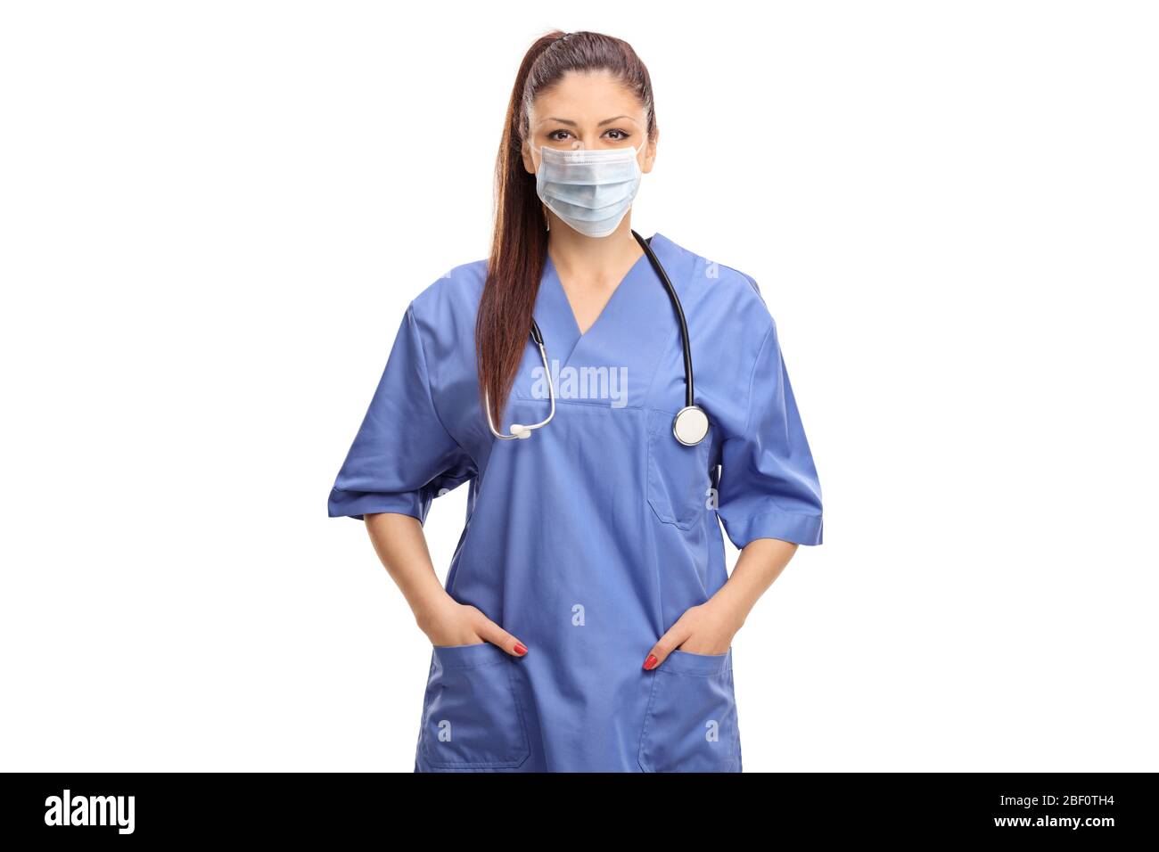 Ärztin in blauer Uniform und einer medizinischen Gesichtsmaske isoliert auf weißem Hintergrund Stockfoto
