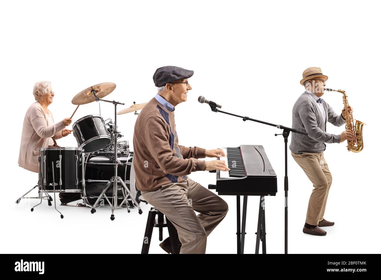 Ältere Leute, die Schlagzeug, Keyboard und Saxophon in einer Musikband auf weißem Hintergrund isoliert spielen Stockfoto