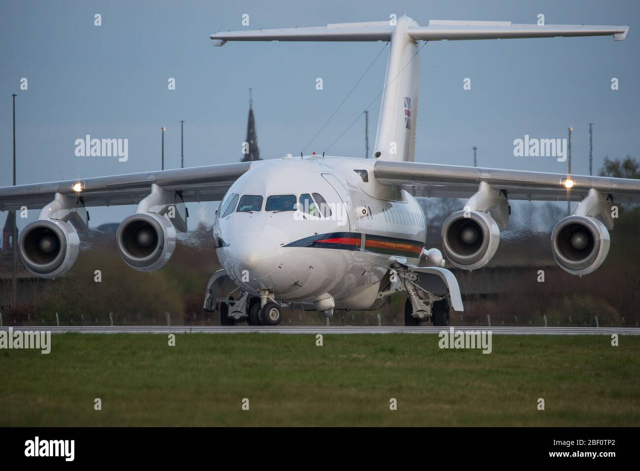 Glasgow, Großbritannien. April 2019. Im Bild: No.32 Squadron (BAE HS146-100 Aircraft Reg ZE701) das Privatflugzeug, das der königlichen Familie und den höchsten Regierungsbeamten für ihre Flugreiseanforderungen dient, nämlich die Königin und der Premierminister, wird auf einem kurzen Besuch am Flughafen Glasgow gesehen, bevor es wieder abfliegt. Quelle: Colin Fisher/Alamy Live News Stockfoto