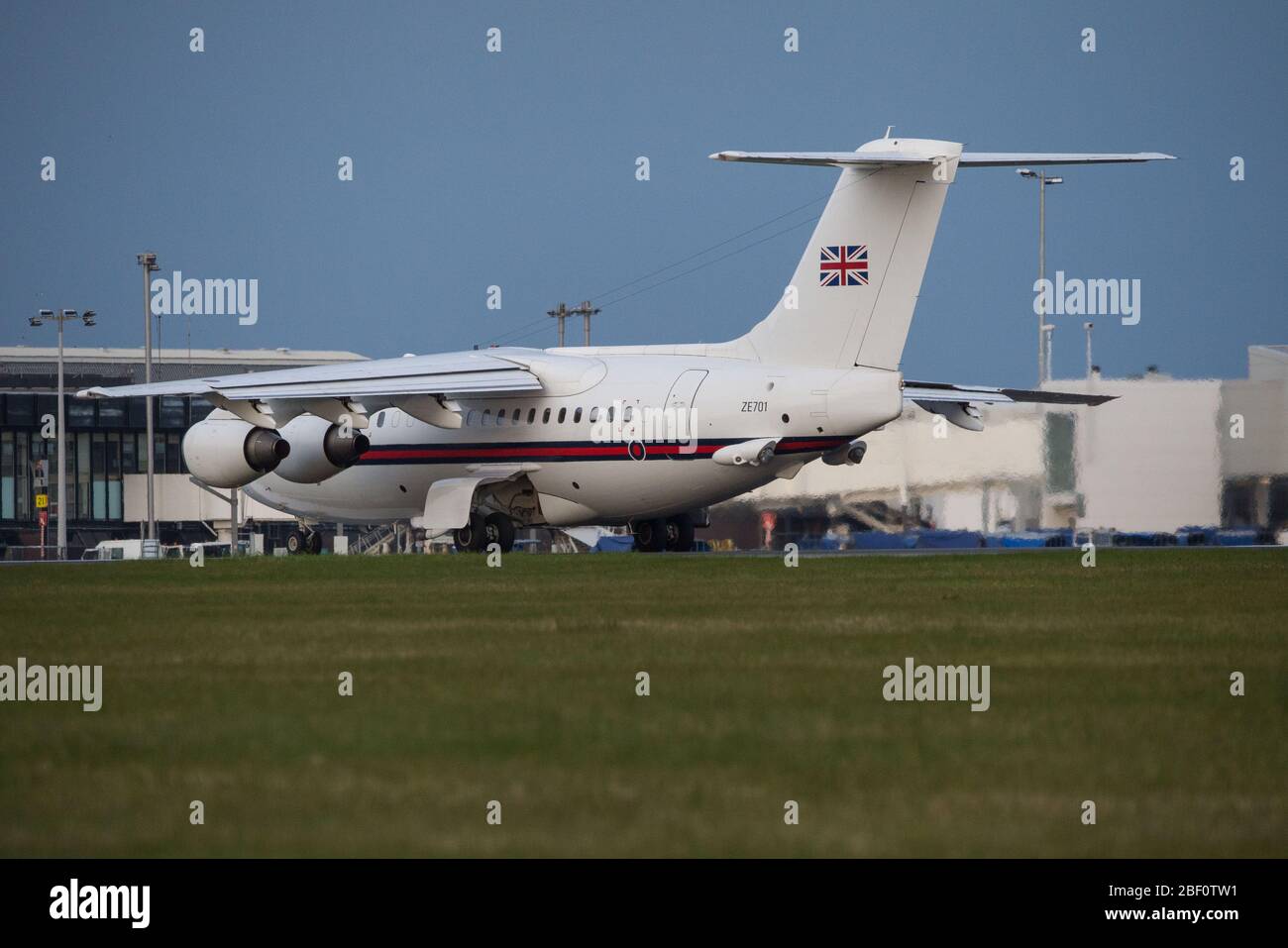 Glasgow, Großbritannien. April 2019. Im Bild: No.32 Squadron (BAE HS146-100 Aircraft Reg ZE701) das Privatflugzeug, das der königlichen Familie und den höchsten Regierungsbeamten für ihre Flugreiseanforderungen dient, nämlich die Königin und der Premierminister, wird auf einem kurzen Besuch am Flughafen Glasgow gesehen, bevor es wieder abfliegt. Quelle: Colin Fisher/Alamy Live News Stockfoto