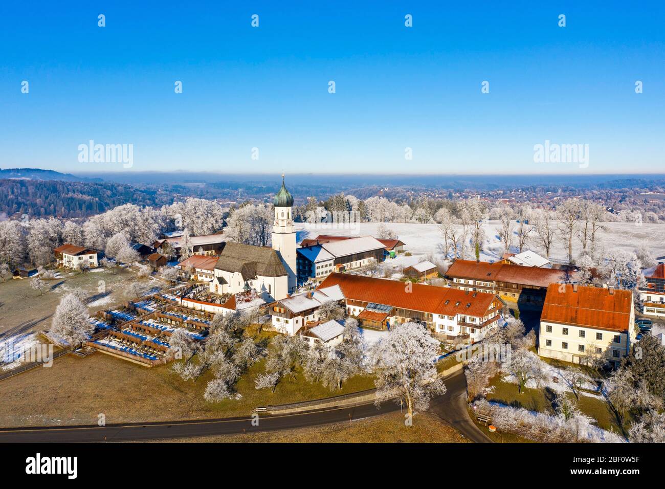 Dorf Gaissach im Winter, Drohnenschuss, Isarwinkel, Oberbayern, Bayern, Deutschland Stockfoto