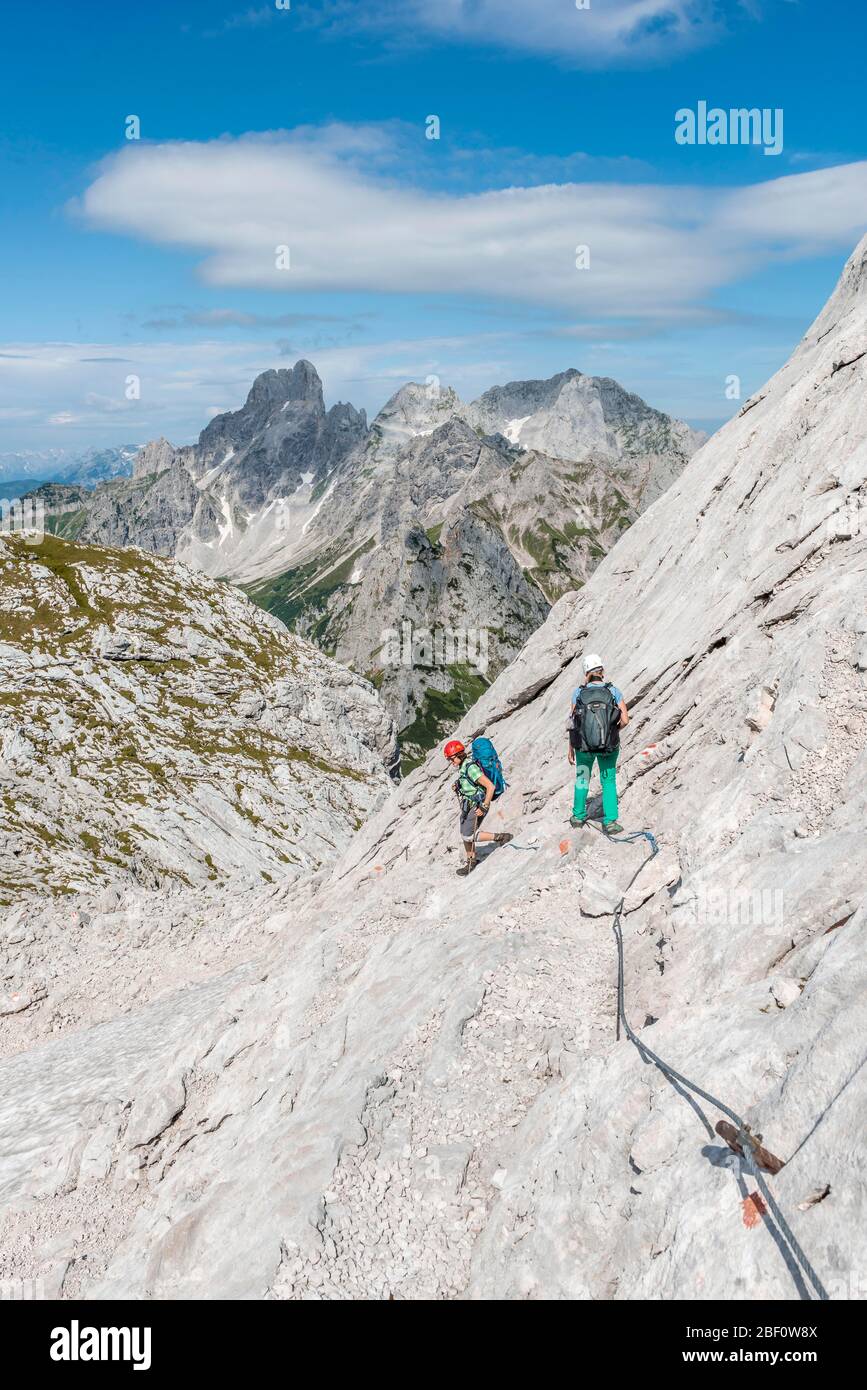 Bergsteiger auf markierter gesicherter Route von Simonyhütte nach Adamekhütte, felsiges alpines Gelände, Salzkammergut, Oberösterreich, Österreich Stockfoto