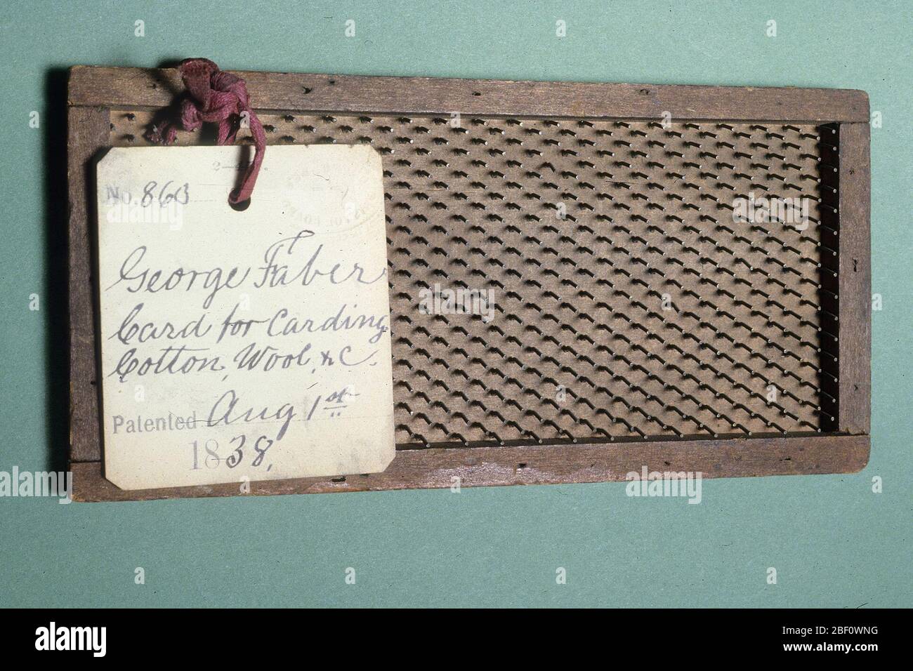 1838 Faber Patentmodell einer Handkarte. Handkarten-PatentmodellPatent Nr. 863, ausgestellt am 1. August 1838George Faber von Kanton, OhioFaber Patent bezogen auf den Bau der gemeinsamen Handkarte für das Kardieren von Baumwolle oder Wolle vor dem Spinnvorgang verwendet. Stockfoto