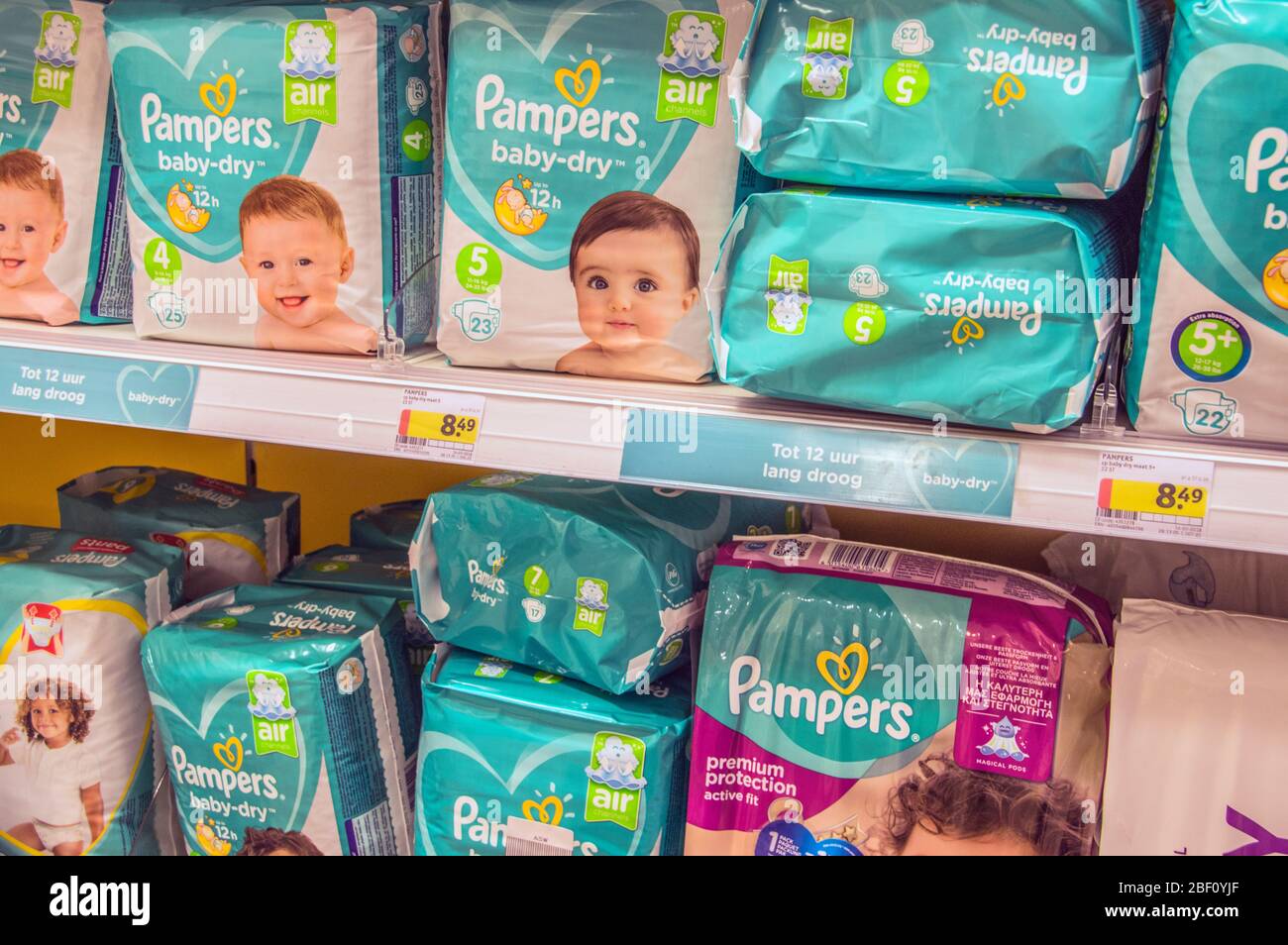 Verkauf Von Pampers Im Supermarkt In Amsterdam Niederlande 2018 Stockfoto