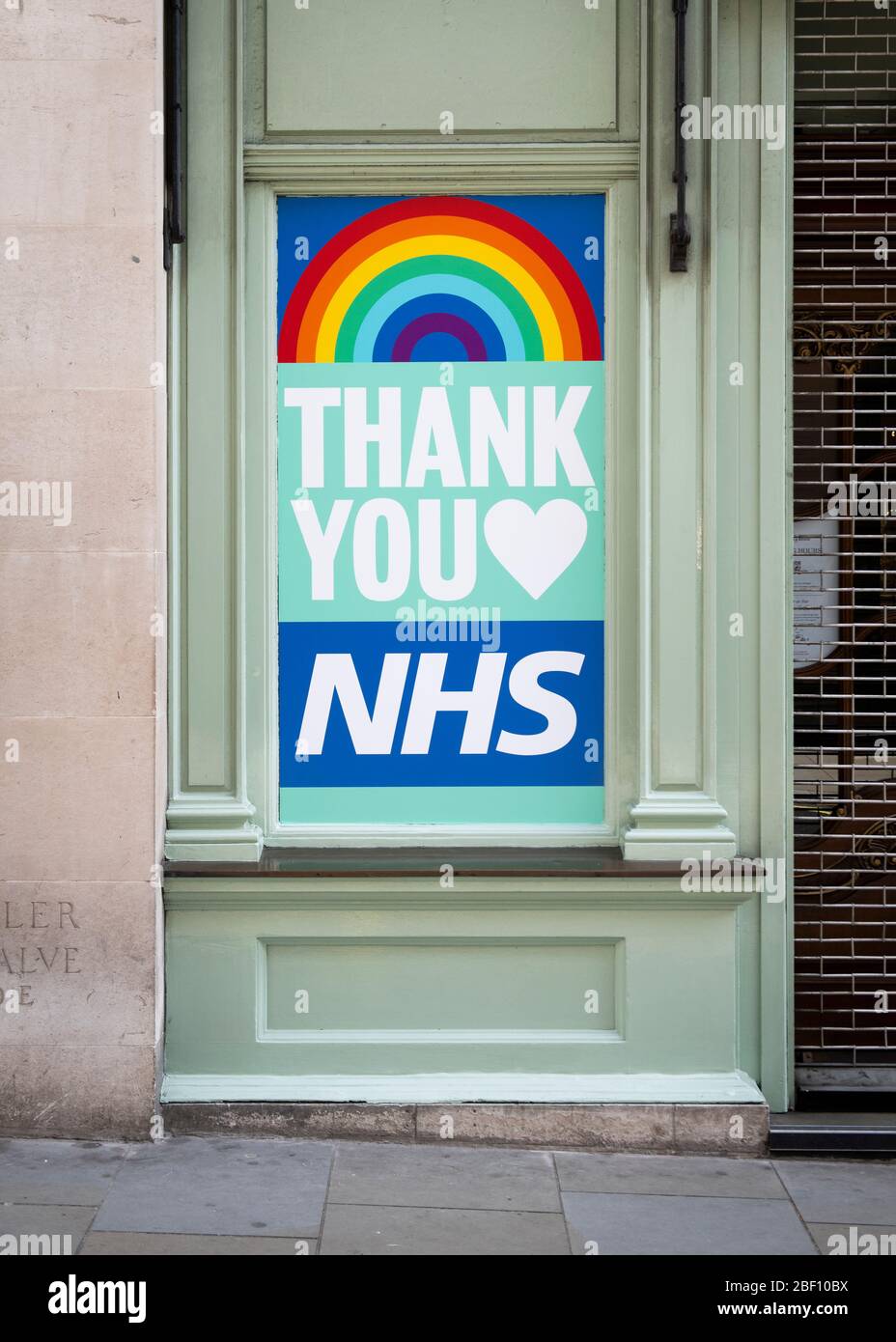 Danke NHS Schild auf der Seite von Fortnum und Mason während des Coronavirus Ausbruch, London 2020 Stockfoto