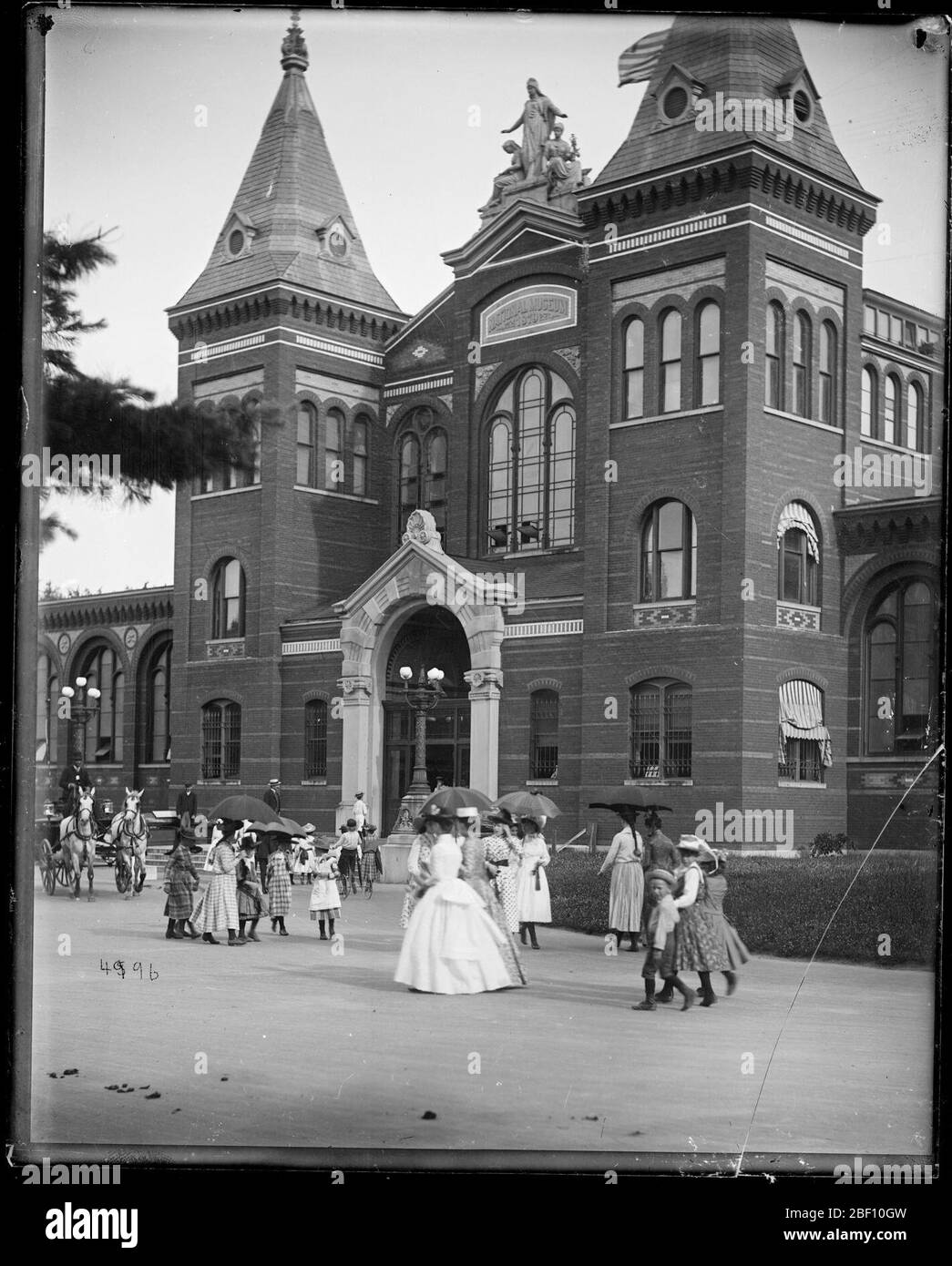 Besucher außerhalb des Nordeingangs zum United States National Museum. Jetzt bekannt als das Kunst- und Industriegebäude.Smithsonian Institution Archives, acc. 11-006, Box 016, Image-Nr. MAH-4998Smithsonian Institution Archives Capital Gallery, Suite 3000, MRC 507; 600 Maryland Avenue, SW; Washington, DC 20024-2520 Stockfoto