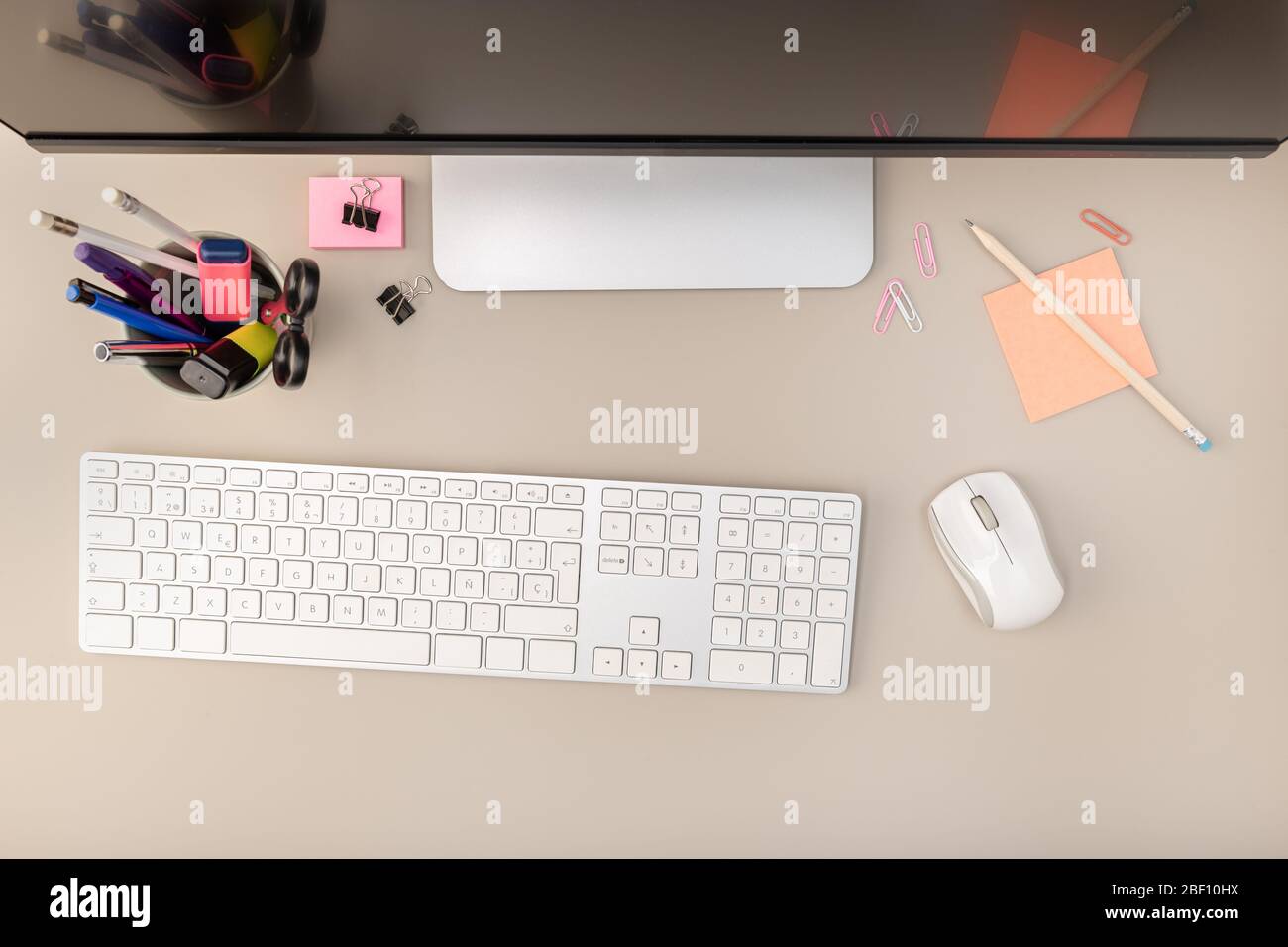 Draufsicht auf den Schreibtisch mit Computerbildschirm, Tastatur und anderem Büromaterial. Computer-Arbeitskonzept Stockfoto