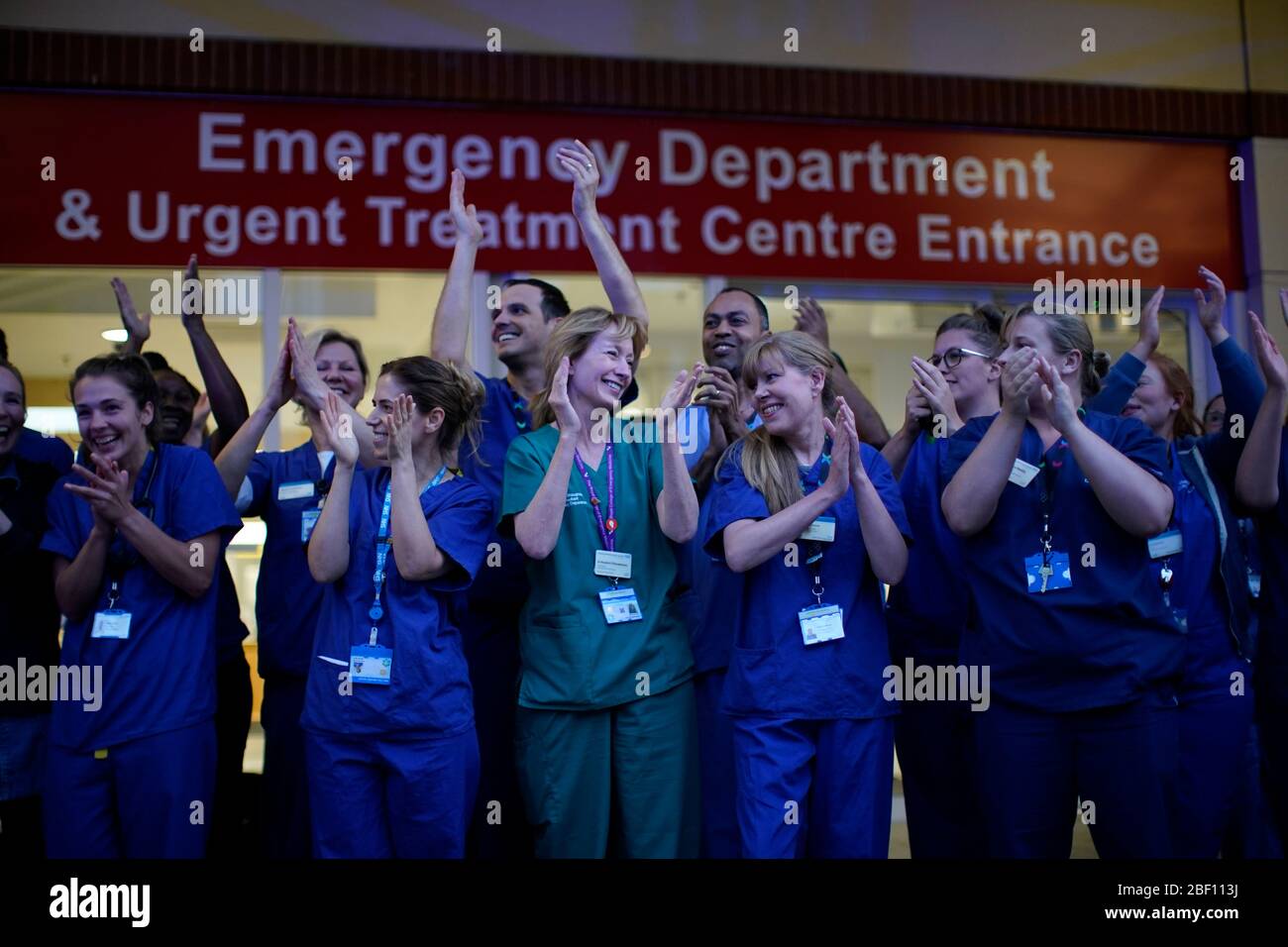 Krankenschwestern vor dem Chelsea and Westminster Hospital, London, als sie sich zusammenschließen, um lokale Helden während der landesweiten Initiative Clap for Carers NHS zu begrüßen, um NHS-Arbeiter und Betreuer zu begrüßen, die gegen die Coronavirus-Pandemie kämpfen. Stockfoto