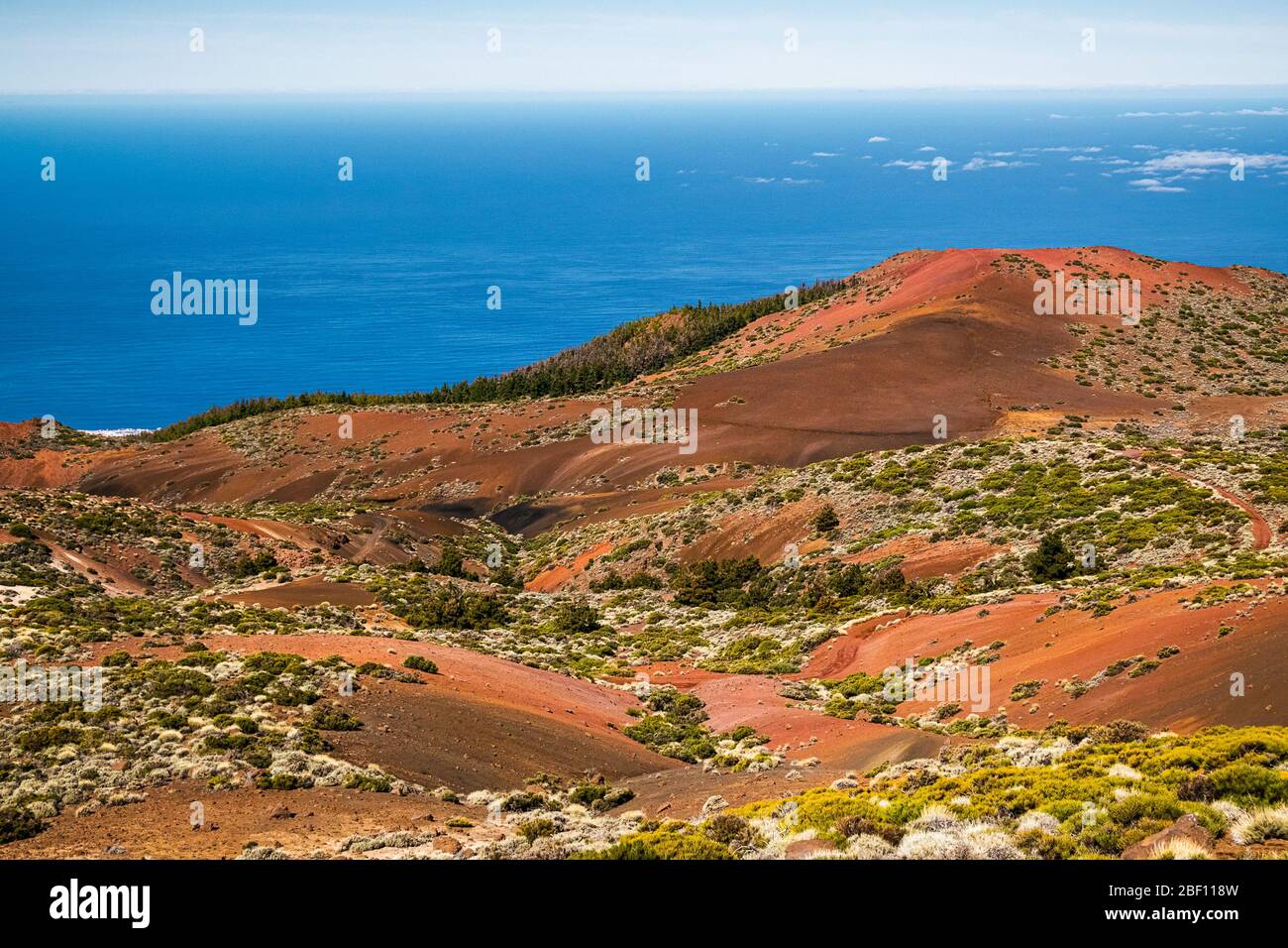 Bunte Landschaft am Tag der Küste im Norden Teneriffas, vom Teide Nationalpark aus gesehen, mit auffälligen Farben von vulkanischem Boden. Stockfoto