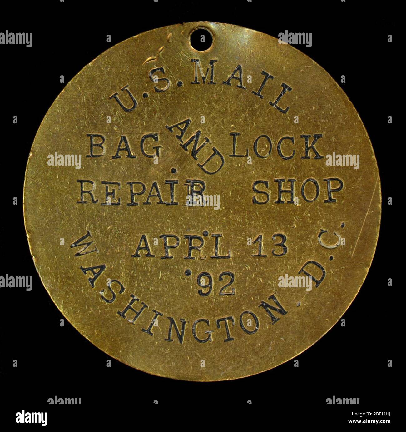 US Post Office Department Washington DC Owney Tag. Owney erhielt diesen Token von den Postarbeitern, deren Aufgabe es war, die Tausenden von Postbeuteln und Postschlössern zu reparieren, die während des Dienstes beschädigt wurden. Angesichts der angeblichen Liebe von Owney für den Geruch von Posttaschen, wäre dieser Laden ein notwendiger Stopp gewesen. Stockfoto