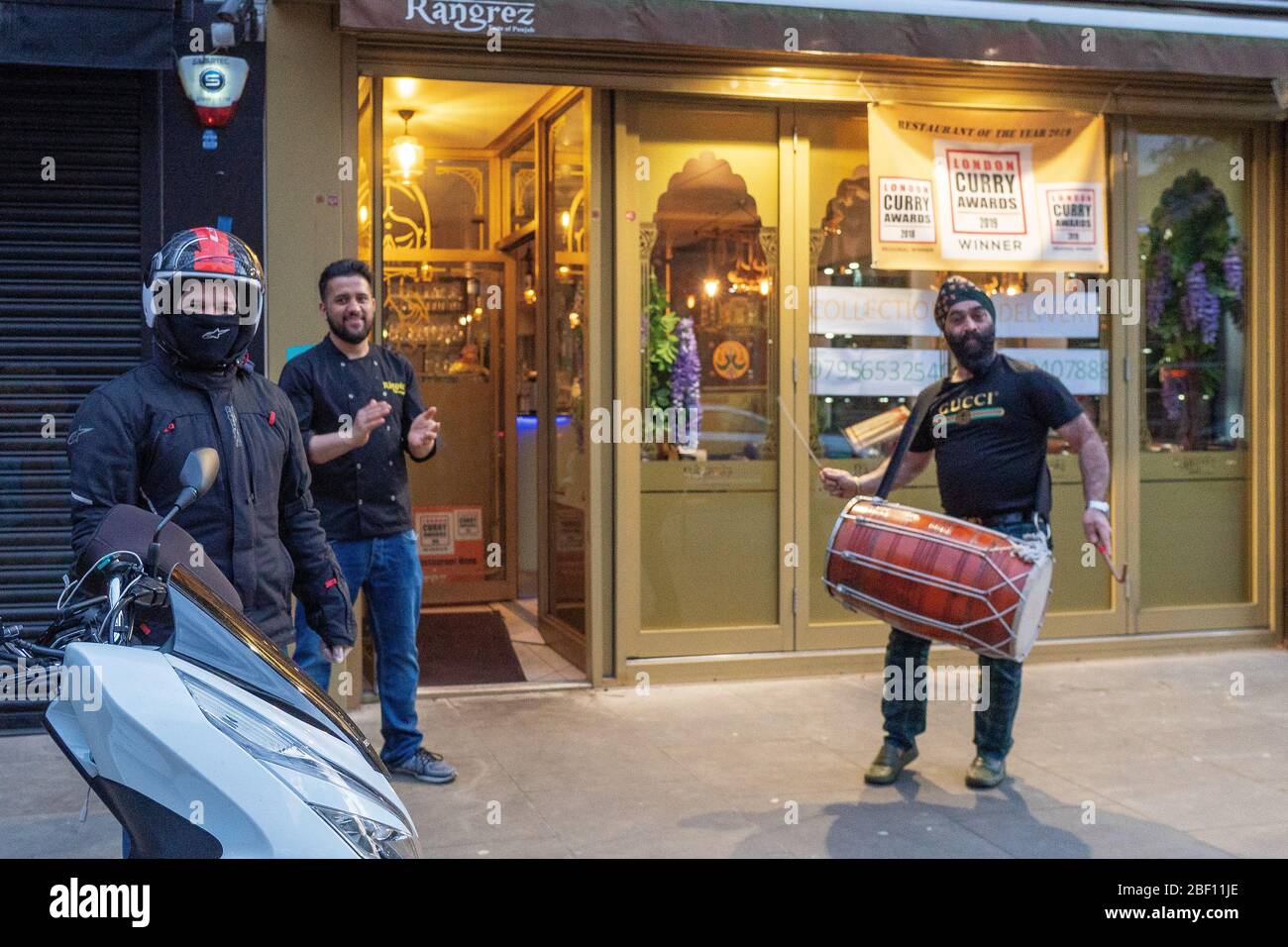 London, Großbritannien. Donnerstag, 16. April 2020. Die Mitarbeiter des Rangrez Restaurants in Ealing applaudieren den Lieferarbeitern, NHS-Mitarbeitern und anderen Schlüsselarbeitern. Foto: Roger Garfield/Alamy Live News Stockfoto