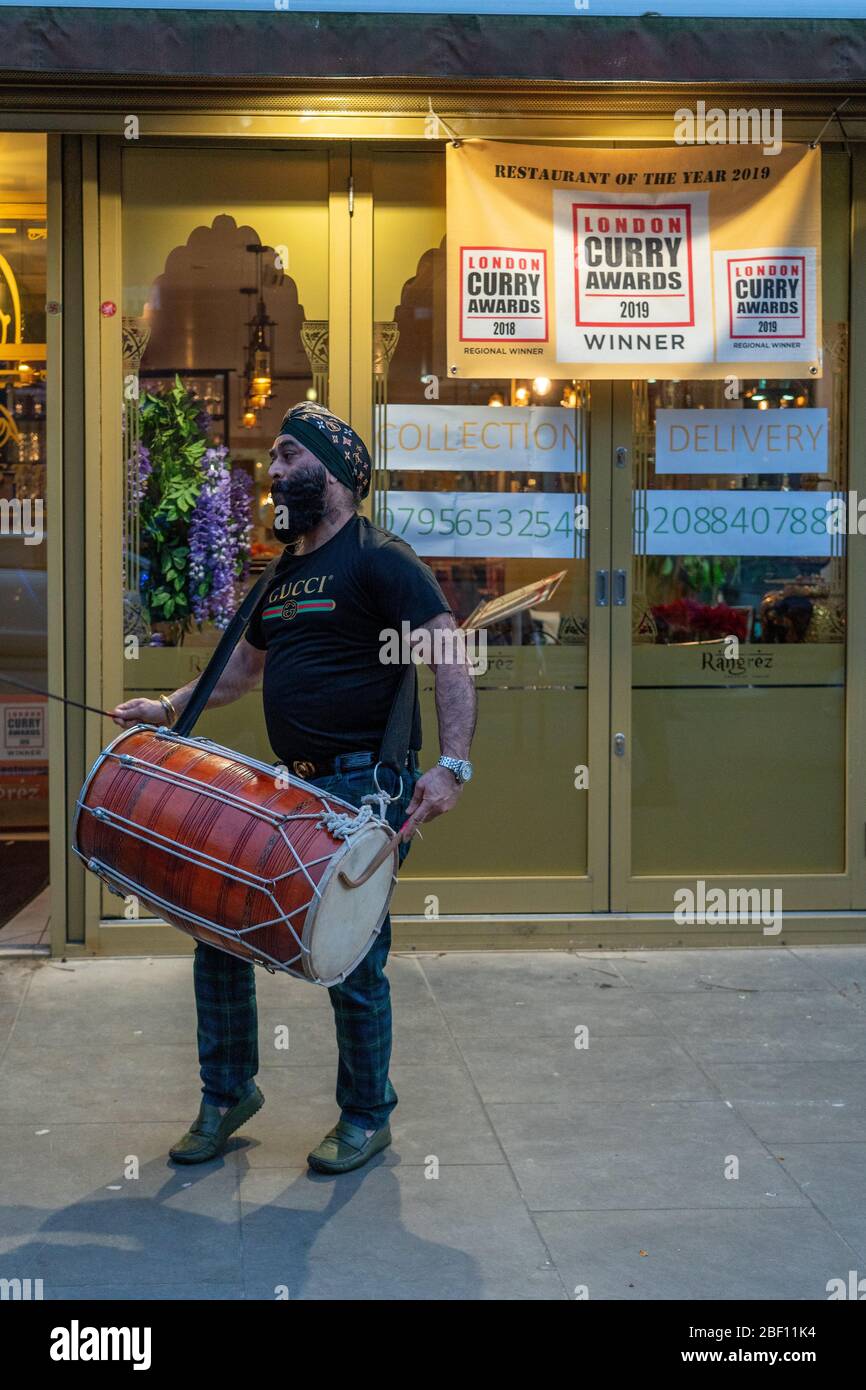 London, Großbritannien. Donnerstag, 16. April 2020. Die Mitarbeiter des Rangrez Restaurants in Ealing applaudieren den Lieferarbeitern, NHS-Mitarbeitern und anderen Schlüsselarbeitern. Foto: Roger Garfield/Alamy Live News Stockfoto