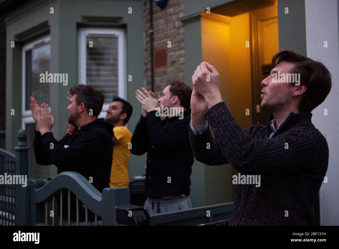 London, Großbritannien, 16. April 2020: Die Bewohner von Streatham applaudieren, pfeifen und läuten um 20 Uhr für #ClapForOurCarers, eine nationale Bewegung, in der die Menschen die NHS-Mitarbeiter und die Vormallisten und das Hilfspersonal schätzen. Anna Watson/Alamy Live News Stockfoto