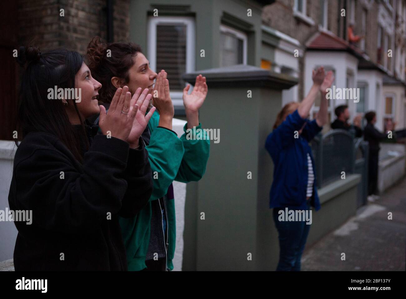London, Großbritannien, 16. April 2020: Die Bewohner von Streatham applaudieren, pfeifen und läuten um 20 Uhr für #ClapForOurCarers, eine nationale Bewegung, in der die Menschen die NHS-Mitarbeiter und die Vormallisten und das Hilfspersonal schätzen. Anna Watson/Alamy Live News Stockfoto