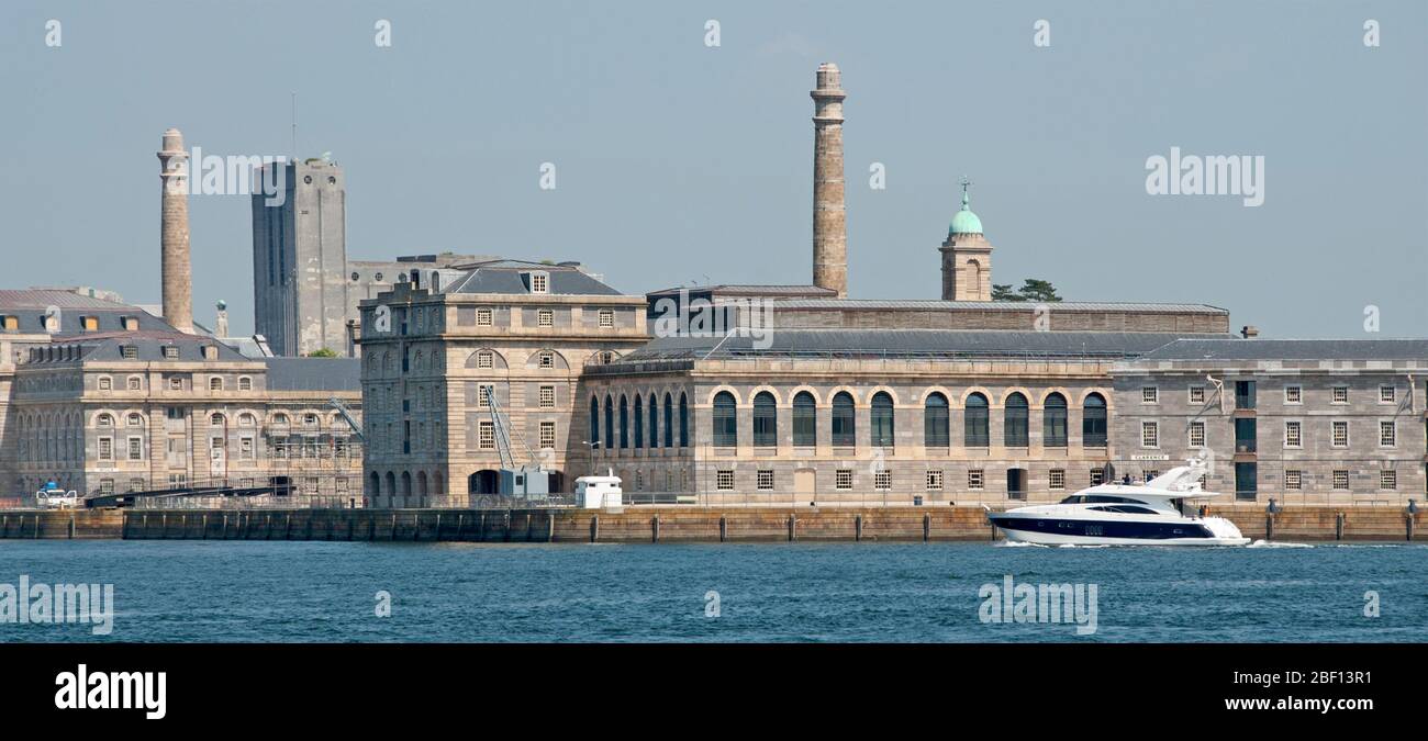 Historisches Clarence Gebäude am Fluss Tamar Teil des redundanten Royal William Victualing Yard im Jahr 2006 wartenden Umbau zu Wohnhäusern Devon UK Stockfoto