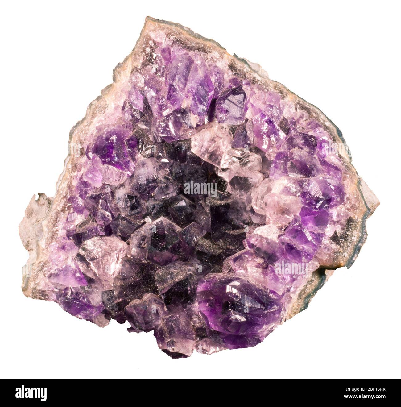 Stück lila Amethyst, halbwütiger Stein, auf weiß Stockfoto